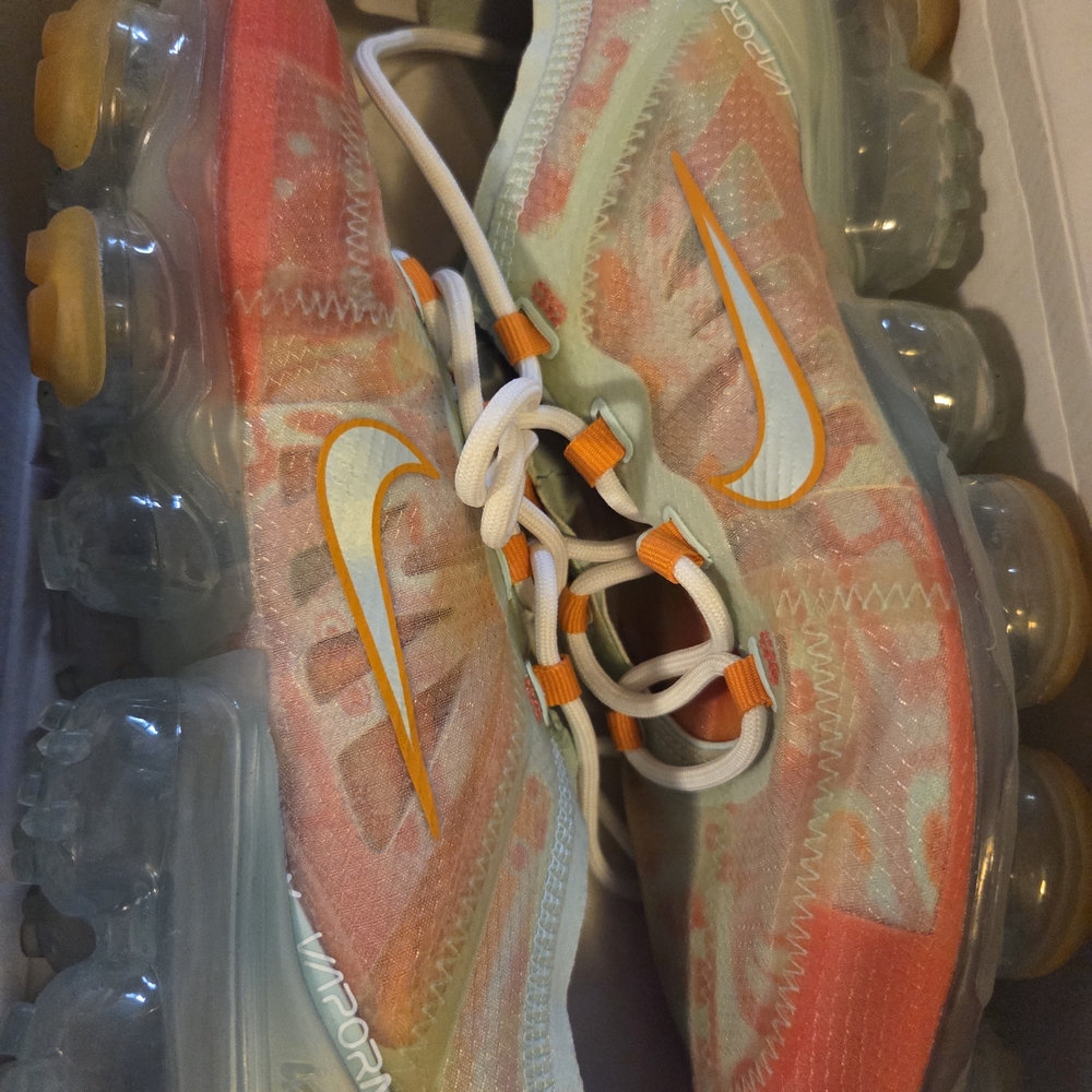 Nike Air VaporMax Flyknit in Orange and White